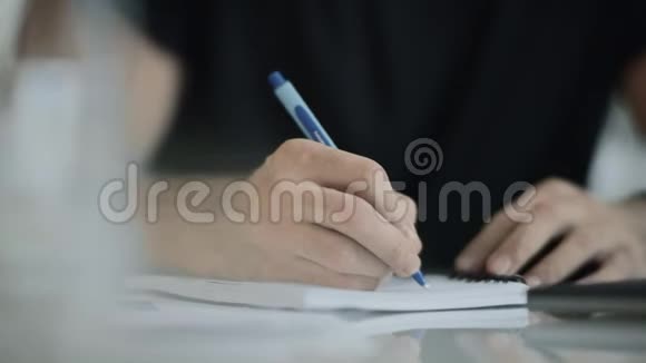 在奶牛场用钢笔手工书写密切业务人员手写笔记视频的预览图