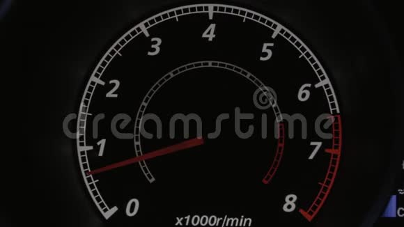 汽车转速表和运动指针在上面视频的预览图