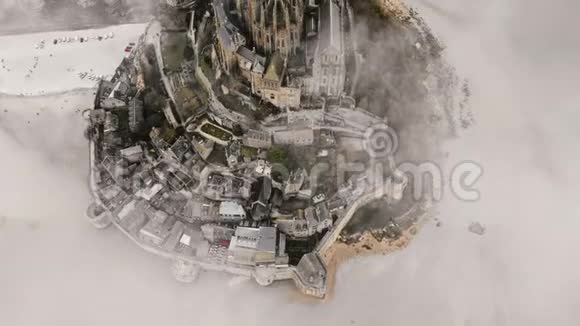令人难以置信的空中俯瞰云层之上雄伟的圣米歇尔岛小镇和修道院著名的历史地标视频的预览图