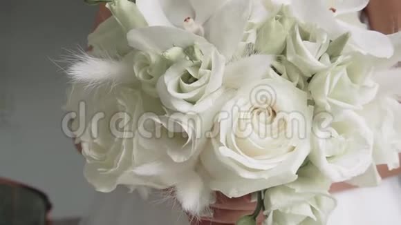 美丽的白色新娘玫瑰花束内部明亮视频的预览图