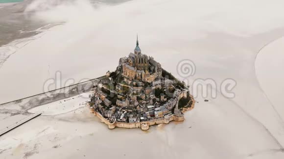 无人机在圣米歇尔岛要塞镇附近飞行这是法国著名的历史旅游目的地地标视频的预览图