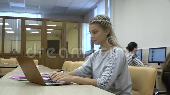 女学生在训练期间使用笔记本电脑视频的预览图
