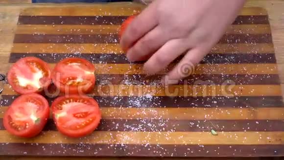 一个人切了西红柿视频的预览图