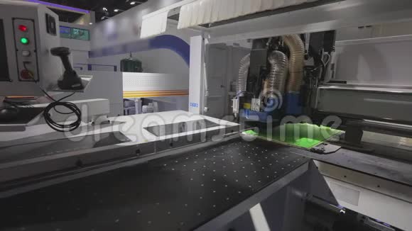 数控切割家具毛坯机中国展台上的数控机床视频的预览图