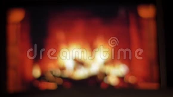 特写镜头两只手紧握酒杯红酒庆祝一个晚上的约会舒适温暖的壁炉上视频的预览图