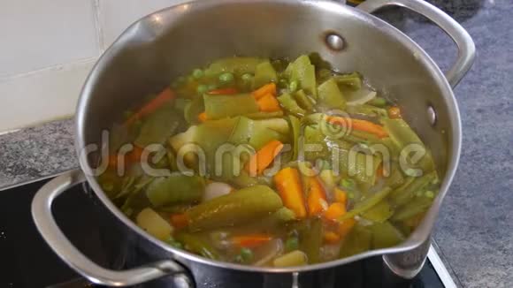 有机蔬菜在锅里烹饪视频的预览图