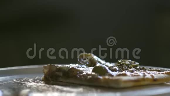 年轻厨师把切片披萨放到盘子里视频的预览图