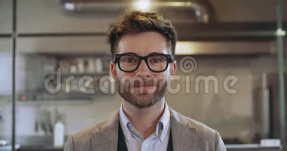自信的人带着眼镜微笑的肖像公司商人自由职业者餐馆小企业主视频的预览图