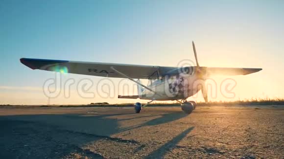 小型航空概念白色和蓝色飞机在跑道上关闭视频的预览图