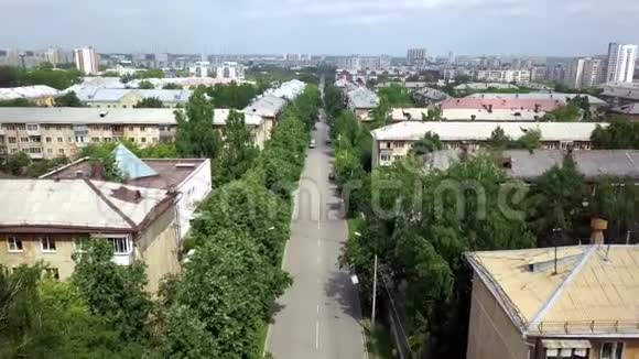 城市住宅区直线道路俯视图库存录像有车的路直接穿过旧路视频的预览图
