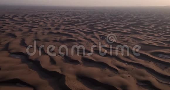 沙漠里的垃圾美丽的沙丘上的垃圾视频的预览图