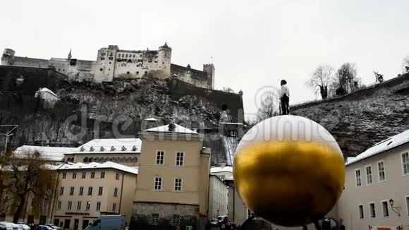 冬季萨尔茨堡主广场的金球视频的预览图