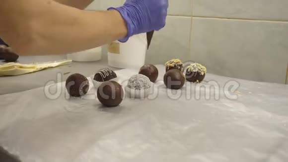 装饰和制作巧克力圆饼女人在糖果厂做蛋糕奶油装饰糖果可可视频的预览图