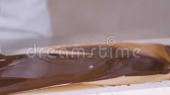 在天然石头上融化的巧克力女人手和铲子特写视频的预览图