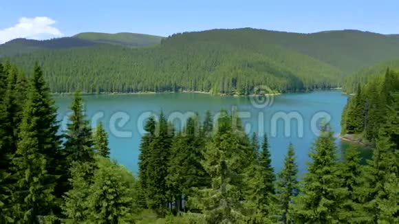 时光垂山林湖景观空中观景观山林间绿松石色湖上空的云彩视频的预览图