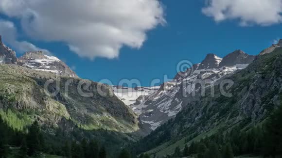 云层越过意大利阿尔卑斯山视频的预览图