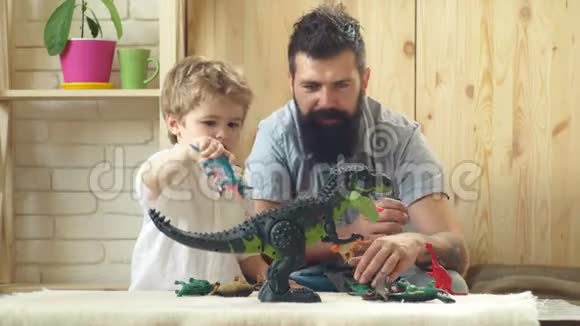 父子俩玩玩具家庭童年活动和人的概念快乐的父亲和小儿子视频的预览图