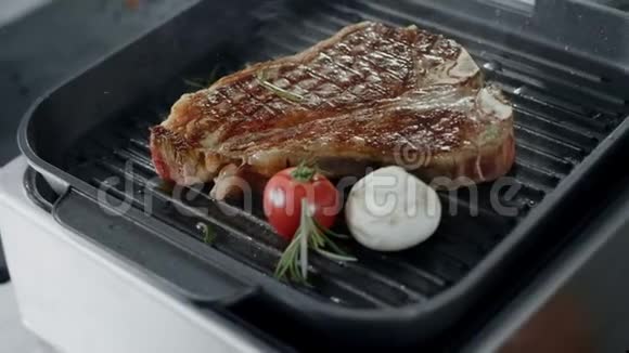 新鲜牛排用烤锅煎在烤架上烹制蔬菜的牛肉视频的预览图