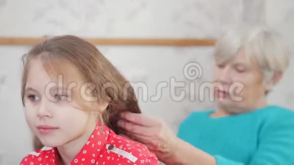 祖母给孙女们梳头关注女孩视频的预览图