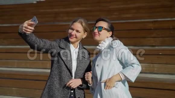 两个迷人的女人做自拍视频的预览图
