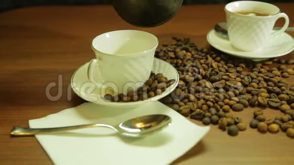 一个女人用白色的杯子倒土耳其人的咖啡桌上撒着咖啡豆视频的预览图