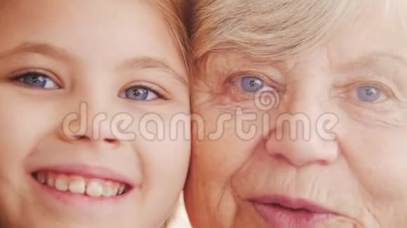 祖母和孙女的特写肖像明亮的紫罗兰色眼睛视频的预览图