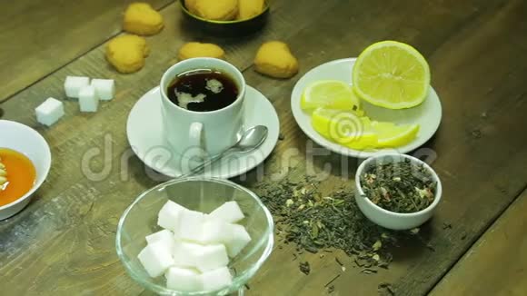 茶杯焊接蜂蜜和柠檬放在木桌上视频的预览图