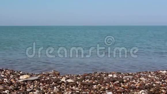 看海和岩石海岸有海卵石海水清澈见底岩石海岸上的海浪视频的预览图