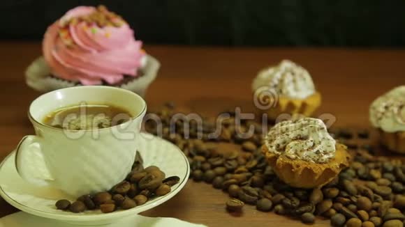 白色杯子里的咖啡蛋糕和桌子上散落的咖啡豆视频的预览图