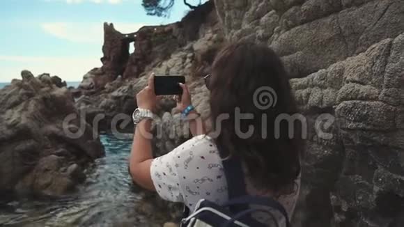 在海滩海岸拍摄的游客视频的预览图