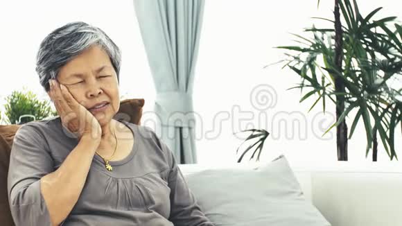 亚洲成熟女性老年女性头痛服用避孕药视频的预览图