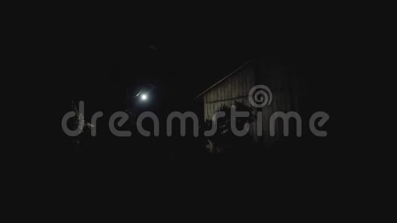 木制的房子在黑暗的阴影和光明的游戏中视频的预览图