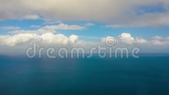 海景蔚蓝的大海天空中有云彩和岛屿时间流逝视频的预览图