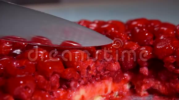 刀把一片果冻馅饼和覆盆子切下来视频的预览图