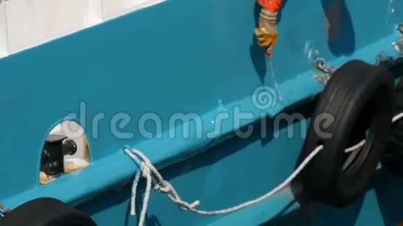 水手的手用油漆涂着船尾或船尾的滚轴涂着蓝色油漆视频的预览图