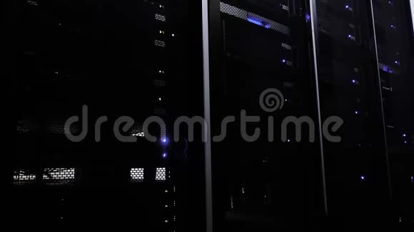 工作数据中心与一排排的机架服务器蓝光黑暗的服务器室视频的预览图