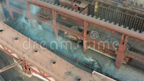 空中观景煤炭在现代加工厂的输送机上移动视频的预览图