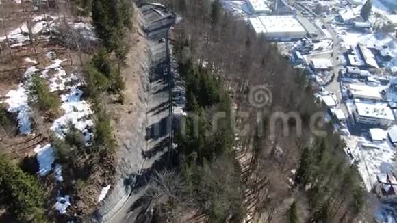 山上的一条路小镇下山空中拍摄4k视频的预览图