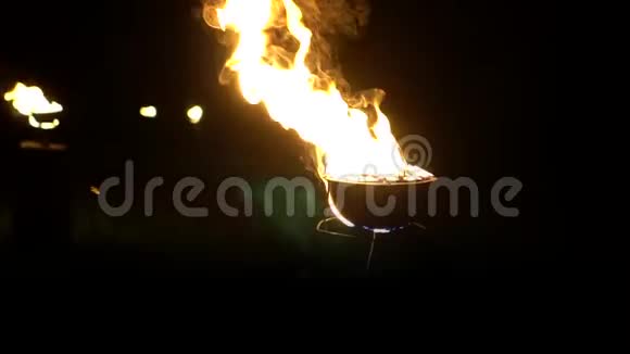 夜晚带着熊熊烈火的碗烟雾和火花视频的预览图