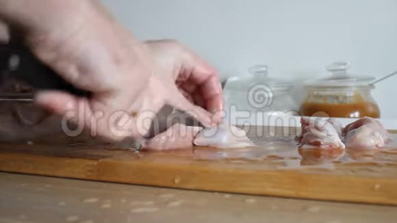 一个男人用刀切鸡肉切手指视频的预览图