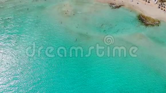 沙滩水晶般清澈的海水塞浦路斯尼西海滩岛的鸟瞰图视频的预览图