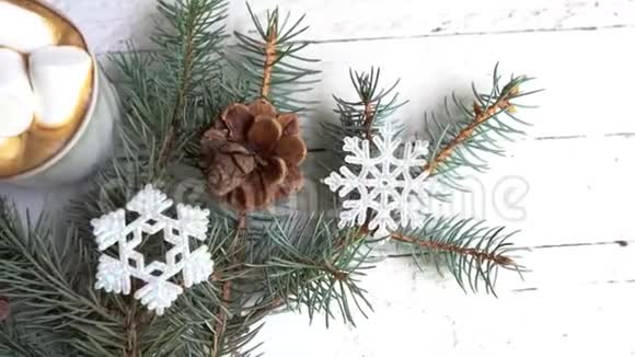 圣诞节新年装饰和白色木制背景咖啡杯庆祝冬卡视频的预览图