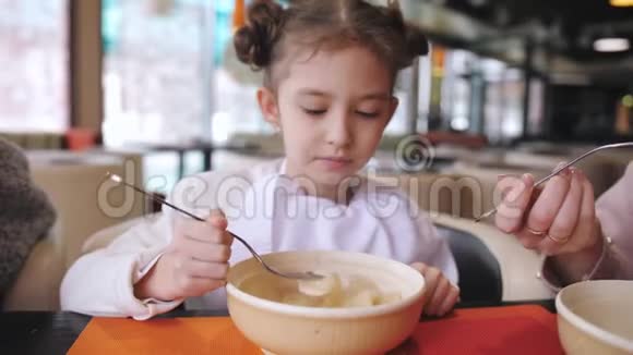 饥饿的女孩在餐馆吃饺子视频的预览图