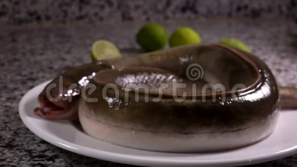 盐落在白盘上的生鳗上视频的预览图