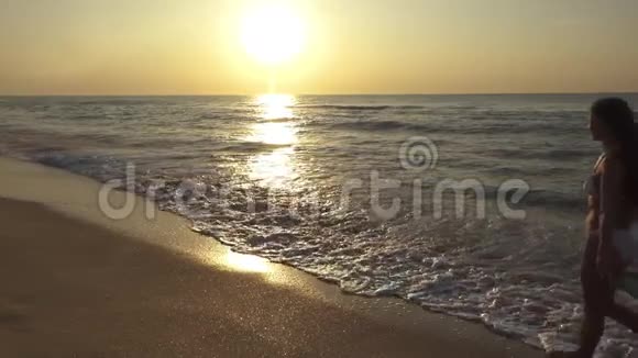 海滩比基尼女人无忧无虑的自由漫步乐趣快乐快乐的女孩放松在苗条的身体里表现出快乐和幸福视频的预览图