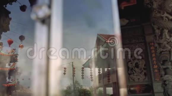 中国灯笼灯在玻璃的反射中视频的预览图