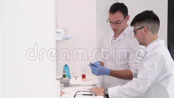 两名实验室助理制药工人正在开发新药视频的预览图