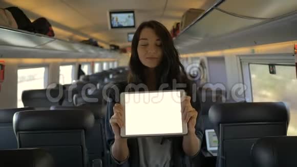 坐火车旅行的年轻女子手持平板电脑视频的预览图