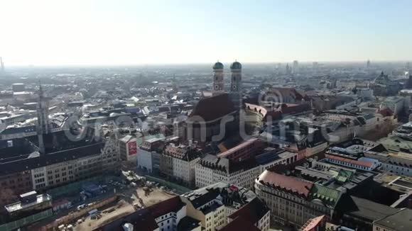 德国慕尼黑一座大教堂的空中镜头视频的预览图
