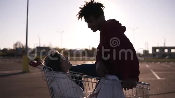 美国黑人男孩发型时髦坐在欧赛德停车区的购物中心看着他视频的预览图